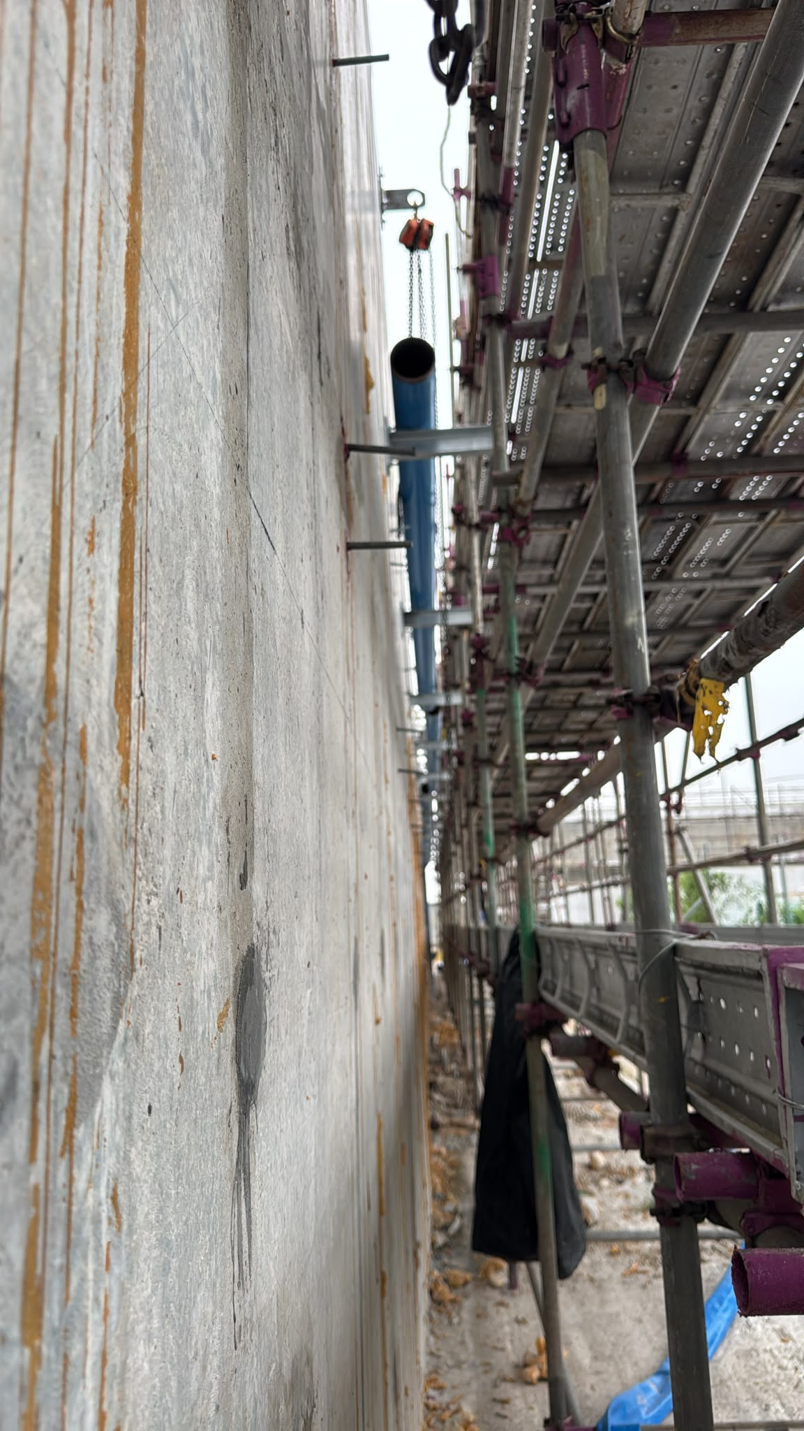 Rigging and bracket mounting of external utility piping with scaffolding