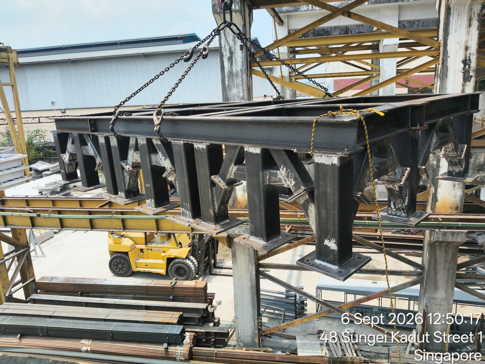Overhead gantry crane rigging for heavy modular skid structures
